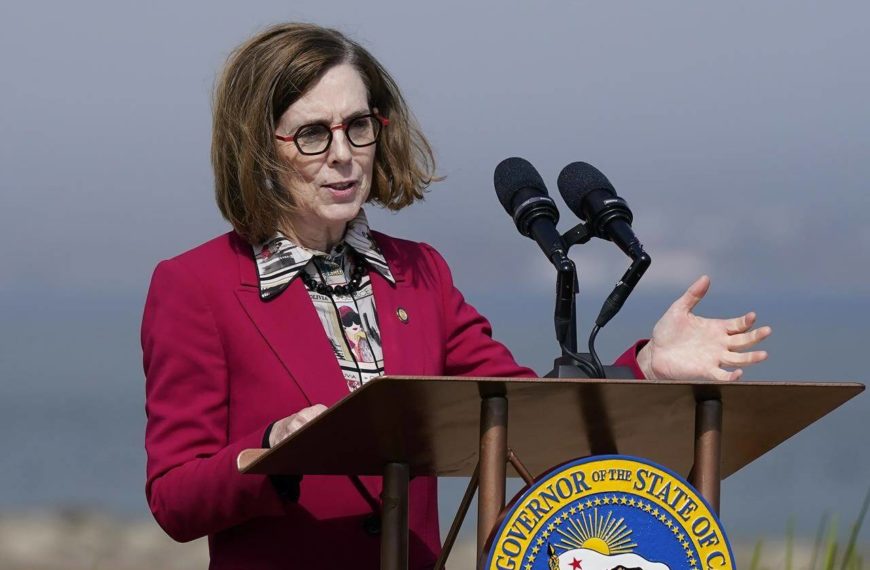 Oregon’s governor pardons thousands for pot convictions